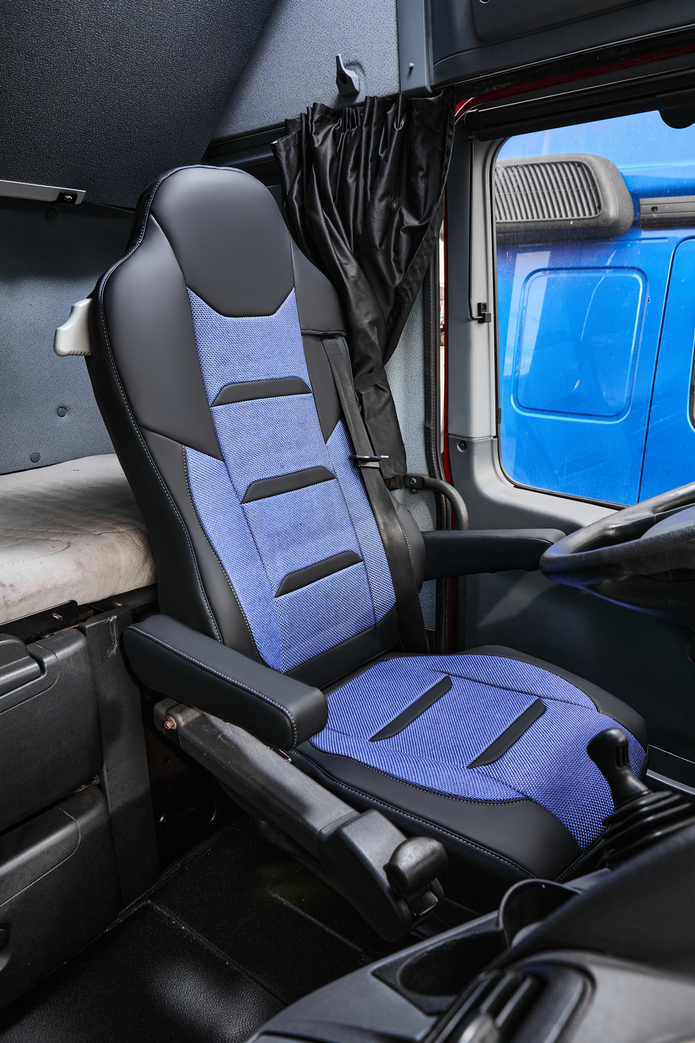 Чехлы Люкс Mercedes Actros MP3 (экокожа, черный, синяя вставка (рогожка))