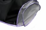 Крупный план нижнего края мешка для ледяной экстракции haney-bag premium. видно прозрачное сетчатое дно с фиолетовой окантовкой, пришитое к черной ткани