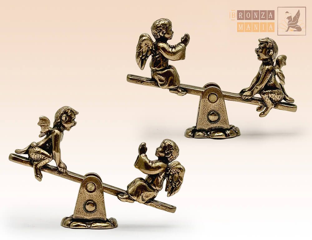 фигурка Ангелочек и Чертенок на качелях на брусчатке