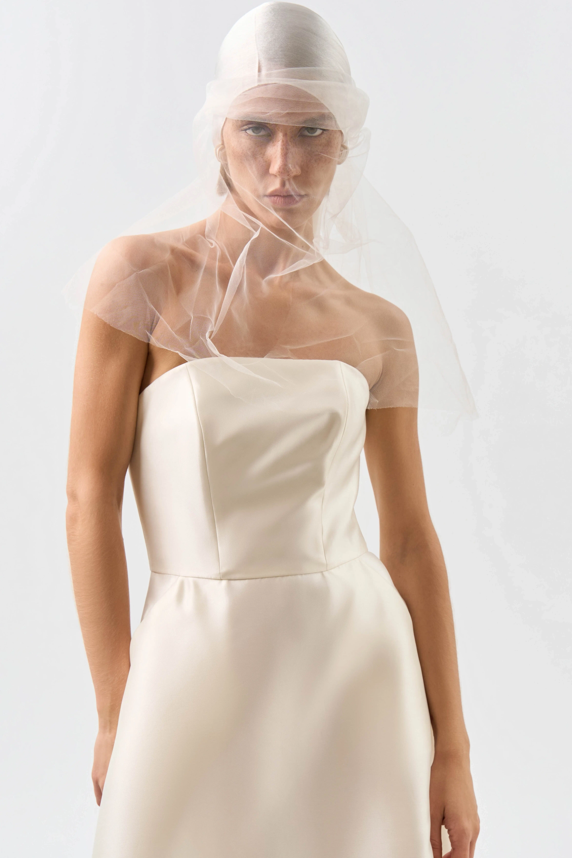 Платье миди с лифом бандо