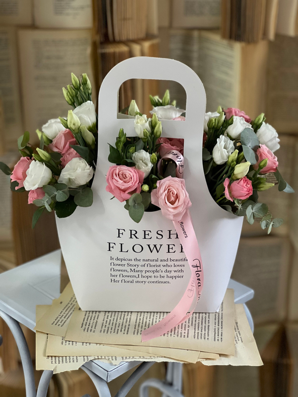 Нежная композиция из пионовидных кустовых роз, лизиантуса и эвкалипта от Флора Маркет