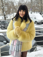 Пушистая эко-шубка в лимоном цвете 60см