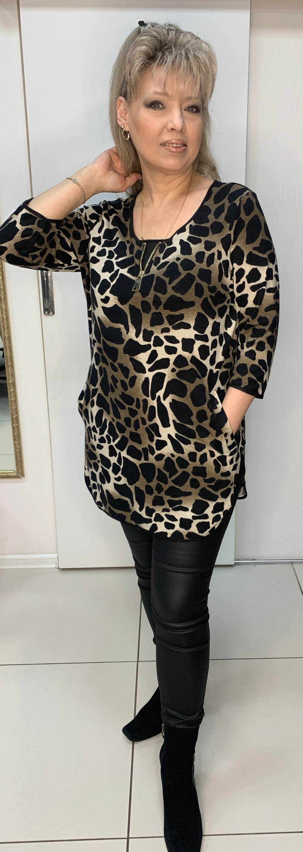 Пятнистая туника с кармашками и короткой молнией