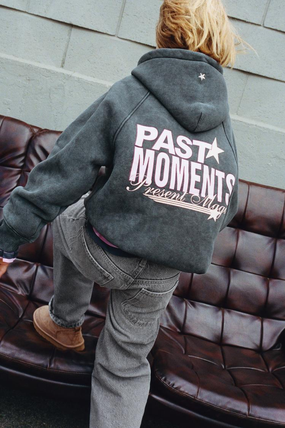 ZARA ТОЛСТОВКА С ЭФФЕКТОМ ПОТЕРТОСТИ С КАПЮШОНОМ И ТЕКСТОМ, АНТРАЦИТОВО-СЕРЫЙ