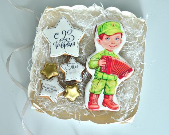 Набор пряников в коробочке на 23 февраля «военный с баяном»