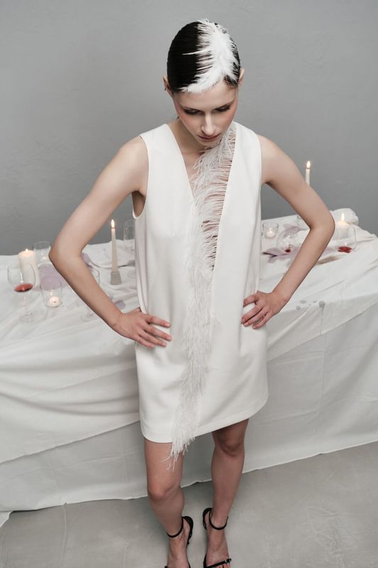 Платье асимметричное с перьями
