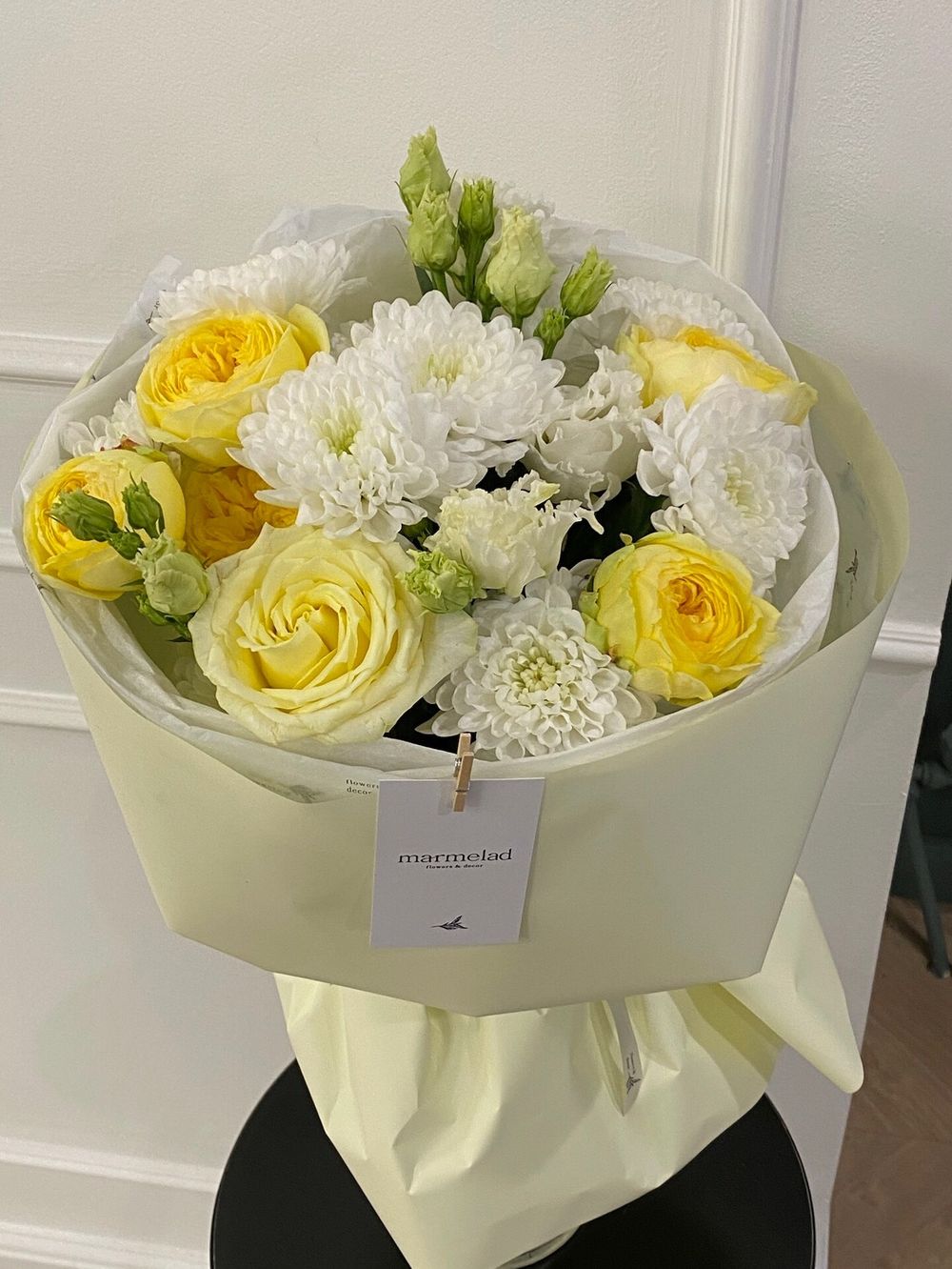 Сборный букет в желто-белой гамме
