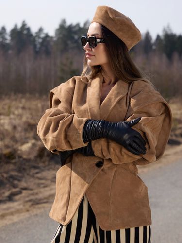 Бежевая куртка из натуральной замши