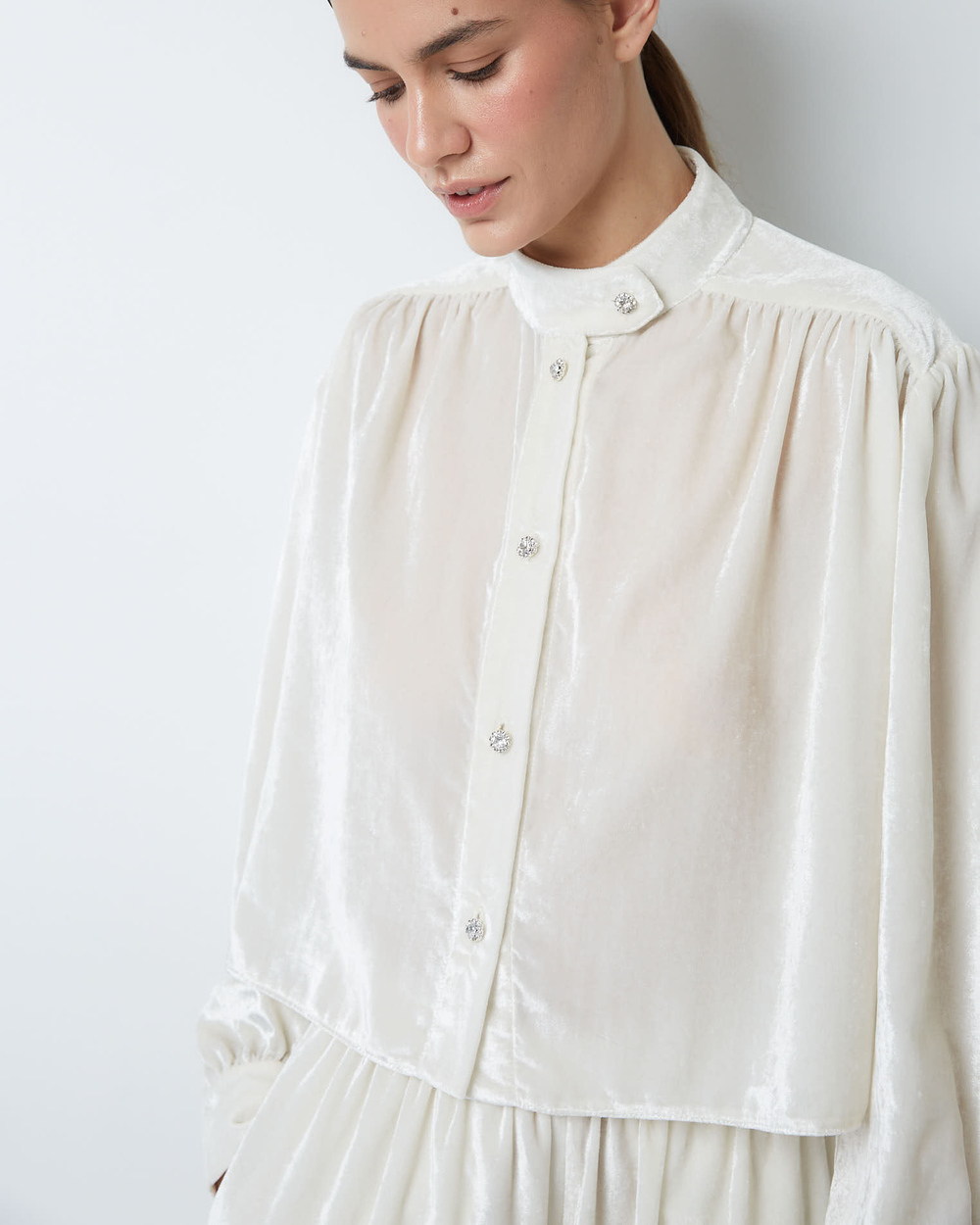 Комплект: блуза и брюки из шелкового бархата молочный