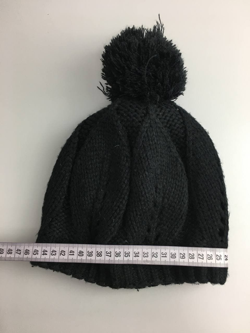 Шапка с черным помпоном