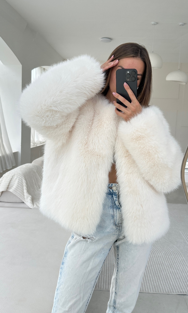 Эко-шуба «песец» в молочном цвете с шалевым вырезом 60см