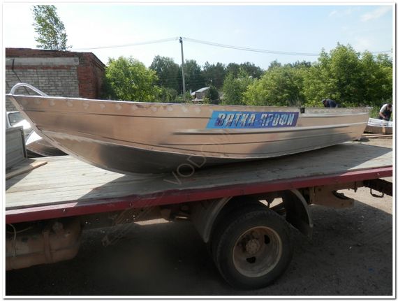 Алюминиевая лодка Вятка Профи 38 с консолью