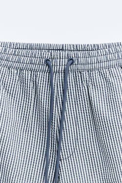 ZARA ПЛАВКИ ИЗ ЖАТОЙ ТКАНИ В МЕЛКУЮ ПОЛОСКУ, СЕРО-СИНИЙ