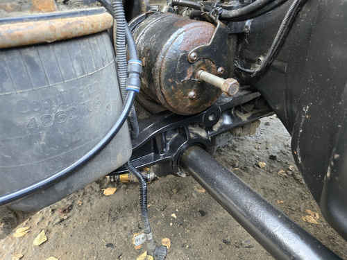 Кронштейн пневморессоры задний левый 2023г