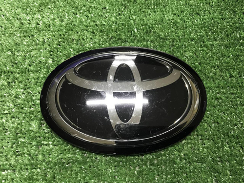 Эмблема решетки радиатора Toyota Camry xv70 17-21