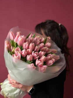 Букет розовых гладких тюльпанов