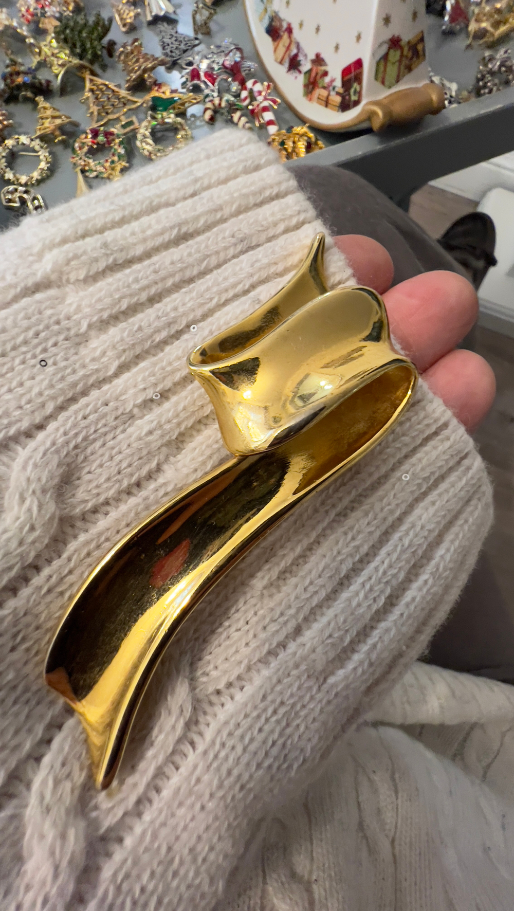 Крупная брошь лента