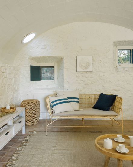 Кофейный столик Glenda из массива тика Ø 55 см