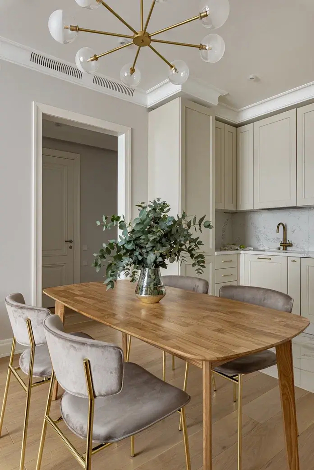 Обеденный стол