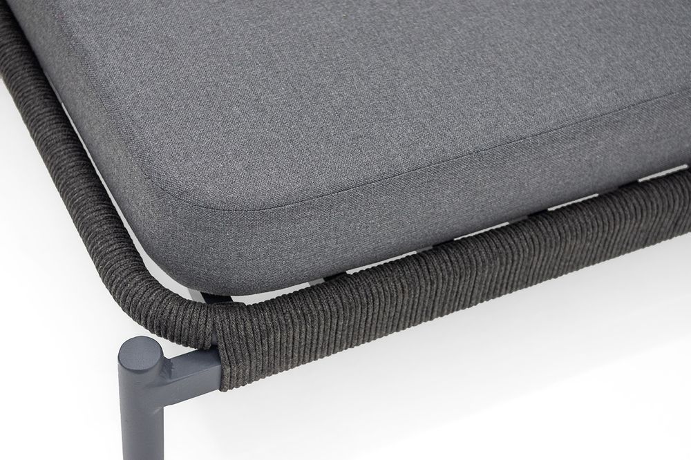 "Позитано" лежак плетеный из роупа, каркас алюминий темно-серый (RAL7024) муар, роуп темно-серый круглый, ткань темно-серая 027