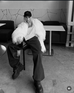 Шуба из эко-меха страуса молочная