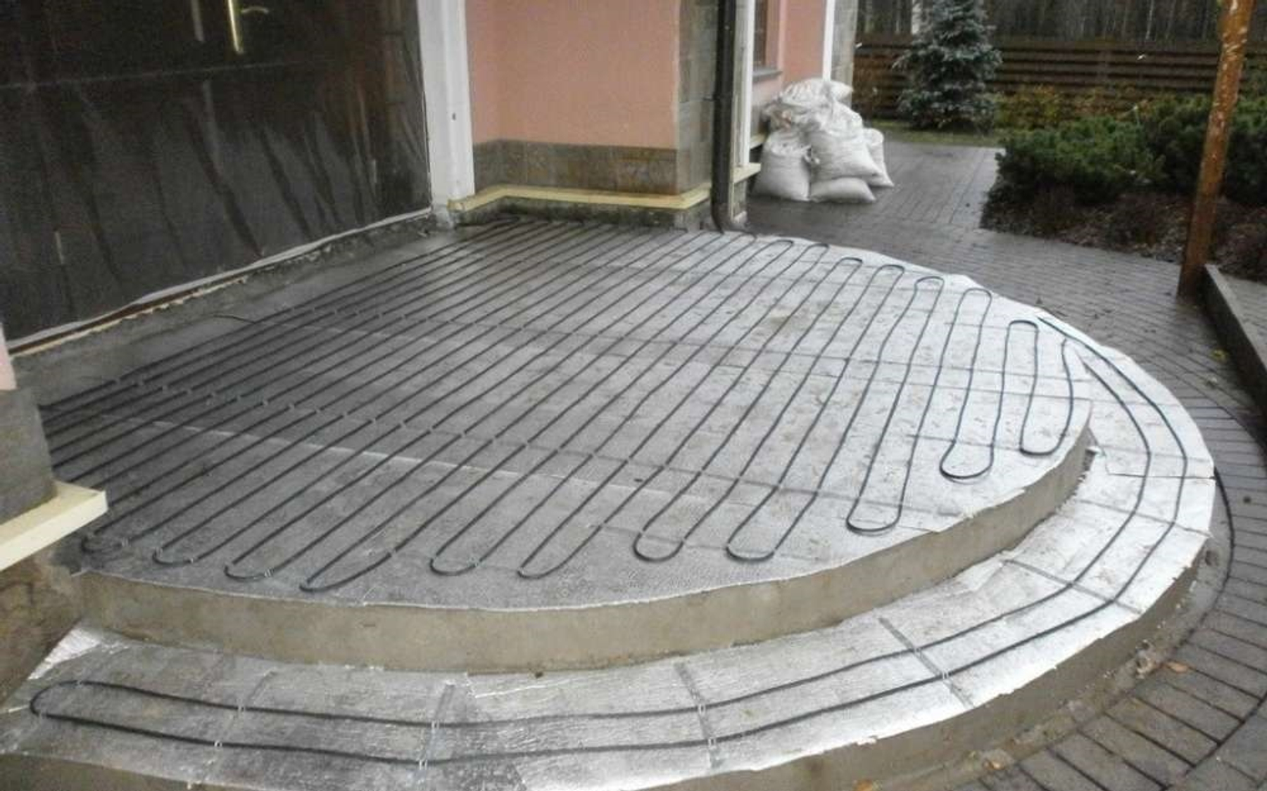 Нужен ли «теплый пол» под тротуарной плиткой?