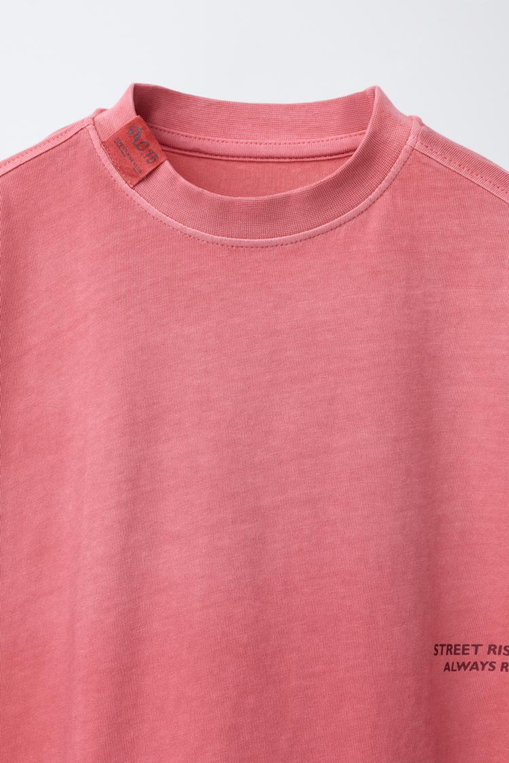 ZARA КОМПЛЕКТ ИЗ ФУТБОЛКИ И ШОРТОВ С НАДПИСЬЮ, КРАСНЫЙ