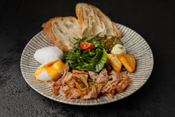 Яйца пашот с жареной итальянской ветчиной