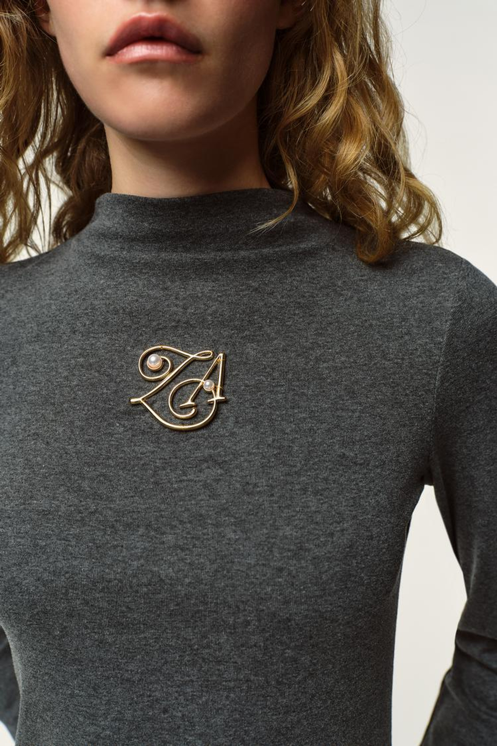 ZARA ФУТБОЛКА С ВОРОТНИКОМ-СТОЙКОЙ И БРОШЬЮ, ТЕМНО-СЕРЫЙ