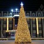 Светодинамическая елка каркасная - встроенная гирлянда: теплый свет - "Уральская" 30 м