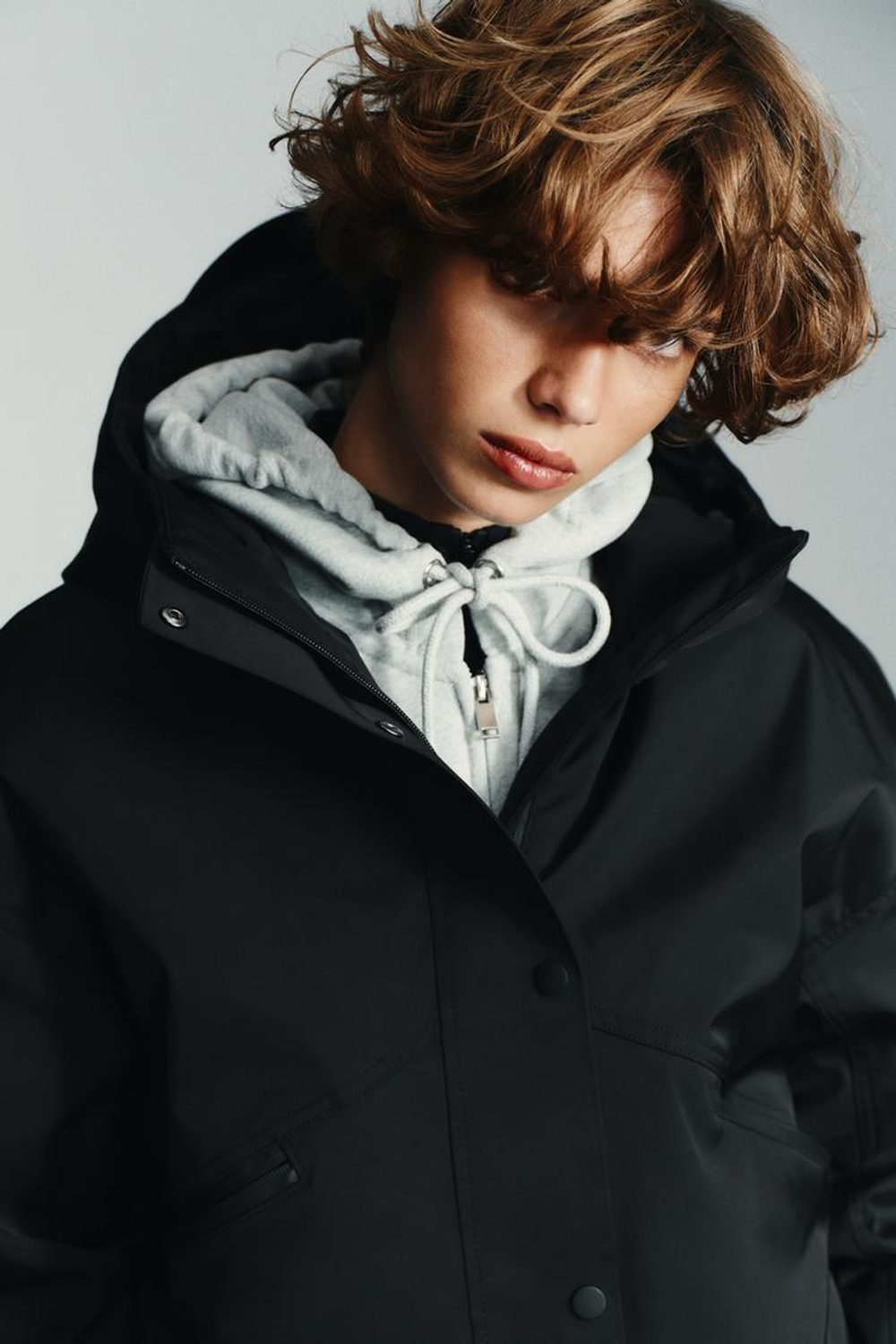 ZARA ВОДОНЕПРОНИЦАЕМАЯ ВЕТРОЗАЩИТНАЯ КУРТКА С КАПЮШОНОМ, ЧЕРНЫЙ