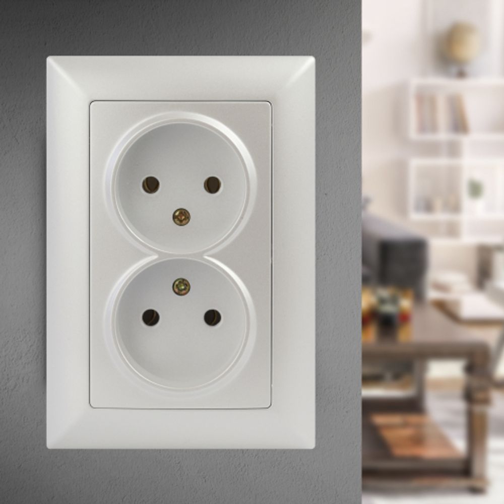 Розетка Intro Solo 4-204-06 без заземления двойная 2х2P, 16А-250В, IP20, СУ, перламутр