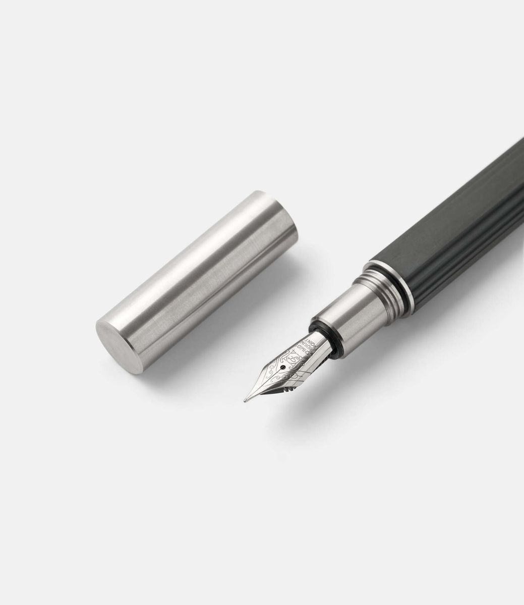 22 Studio Contour Fountain Pen Dark Grey — перьевая ручка из бетона