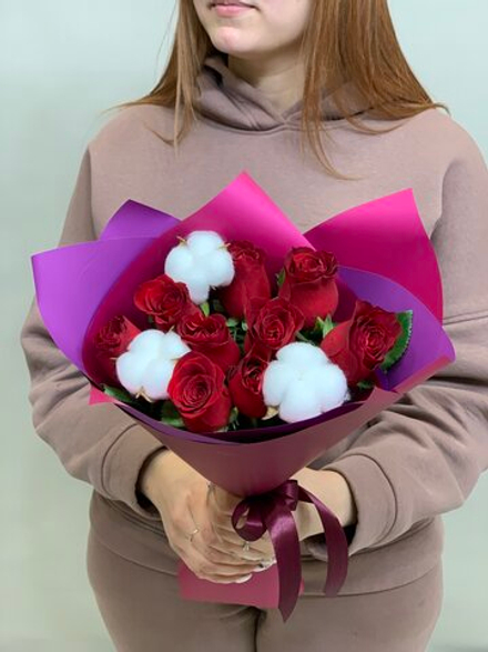Букет цветов 9 роз Кения 40 см с хлопком в пленке красные