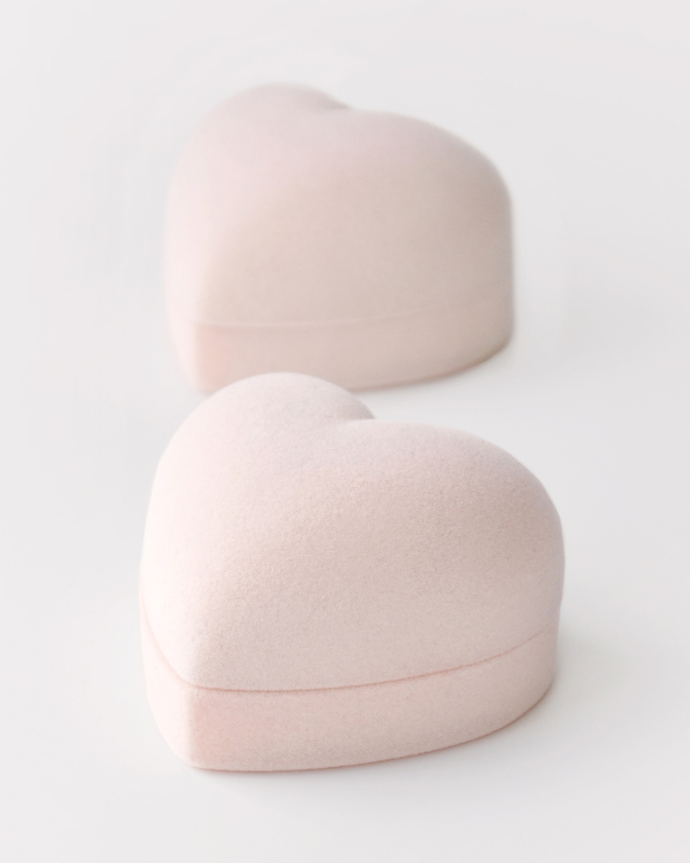 Средний футляр-сердце для оформления витрины ювелирного магазина