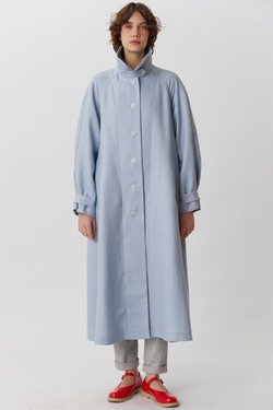 Объемный плащ из голубого льна