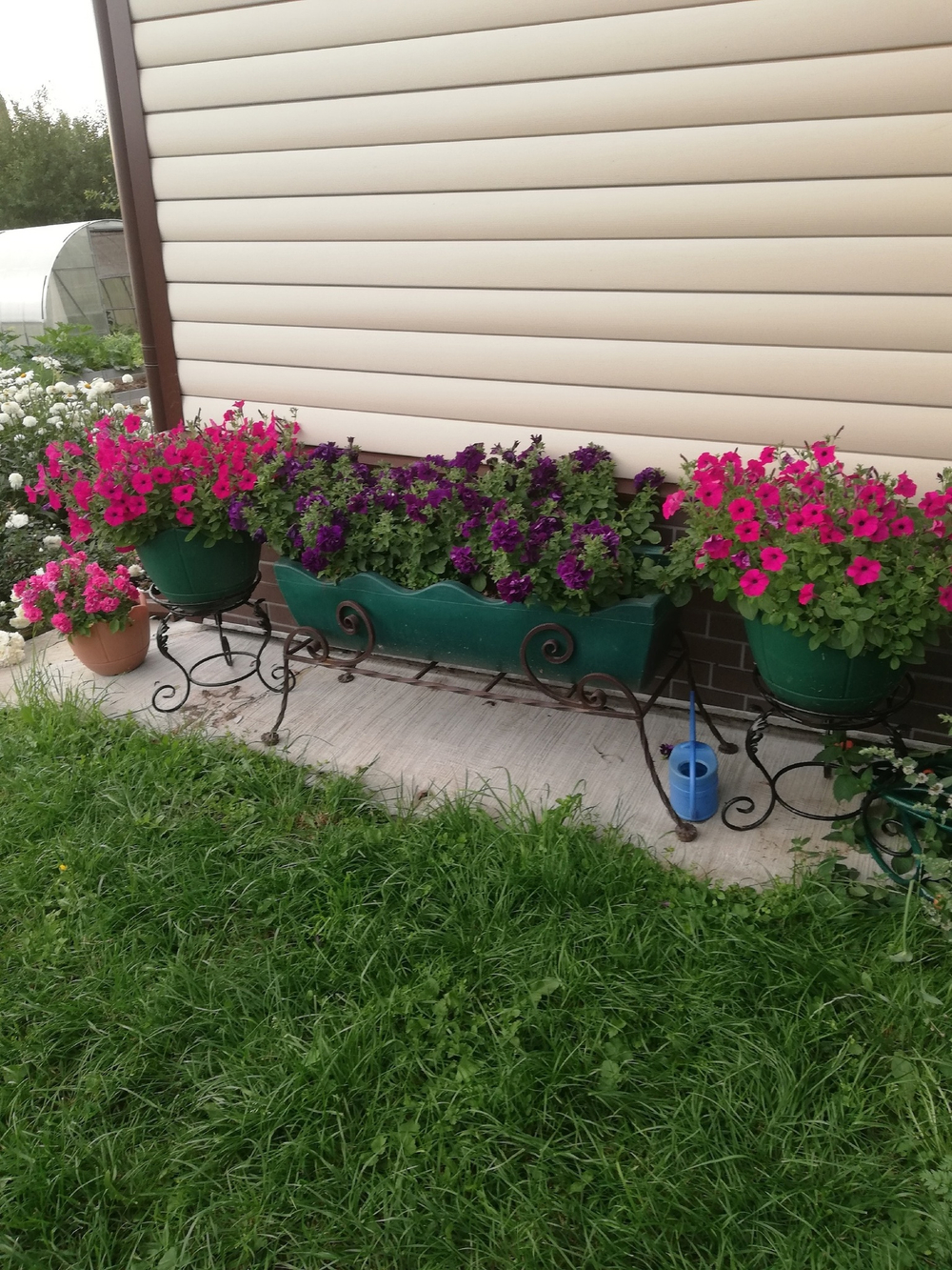 Садовый цветник ящик на подставке узор