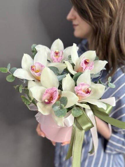 Композиция с 5 белыми орхидеями