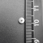 Накрутка 1 шт для микродермала  круглая 4 мм с красным кристаллом, толщина резьбы 1,6 мм для пирсинга. Титан G23