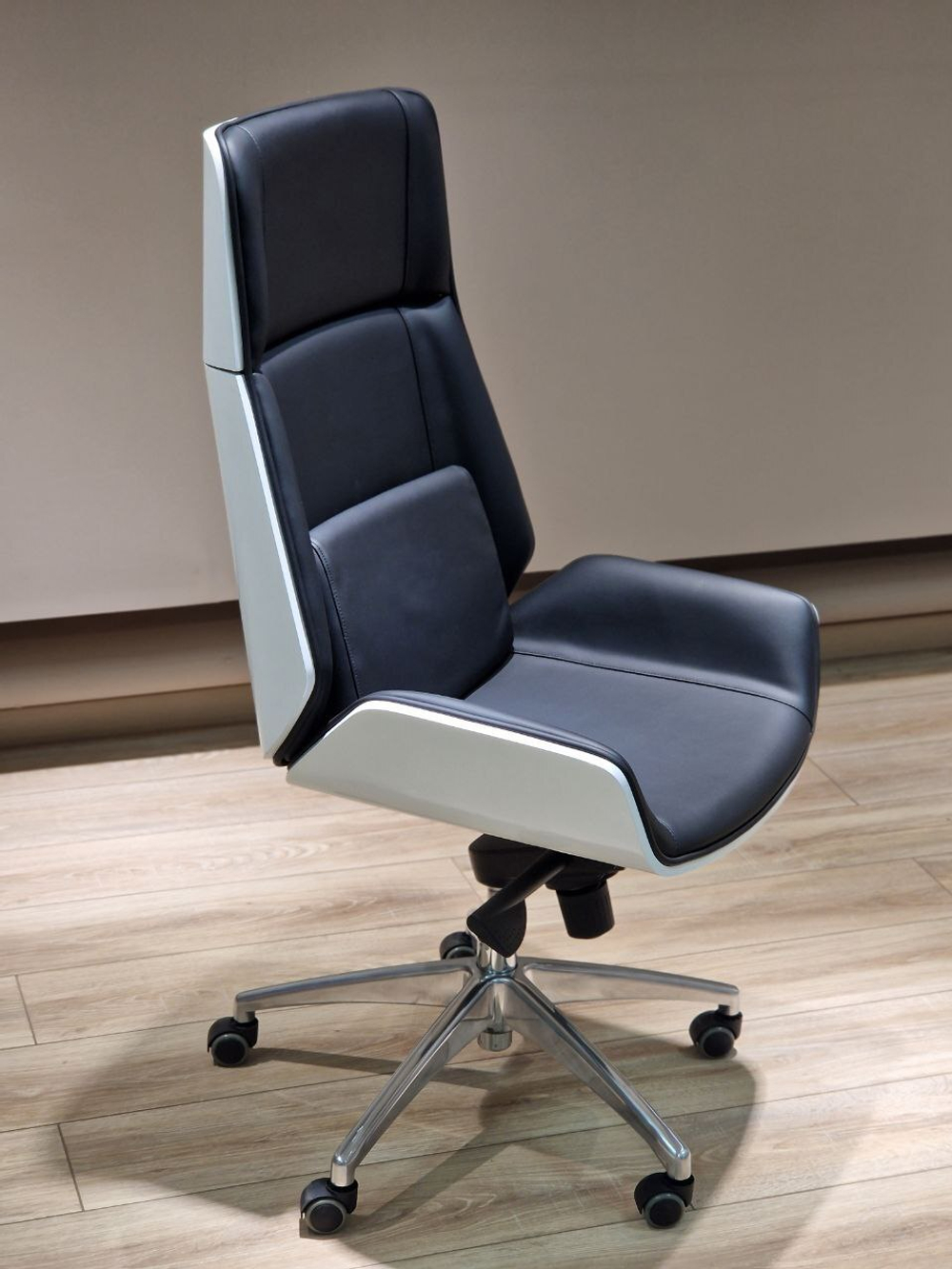 Кресло офисное 2388 582045 Black color LEATHER