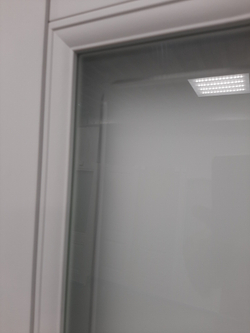 Межкомнатная дверь белая Emalex 1, цвет Emalex Steel (светло-серый без текстуры) стекло CRYSTAL CLOUD C