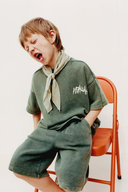 ZARA ФУТБОЛКА С ПРИНТОМ «ГРАФФИТИ» И ЭФФЕКТОМ ПОТЕРТОСТИ, ТЕМНЫЙ БУТЫЛОЧНО-ЗЕЛЕНЫЙ