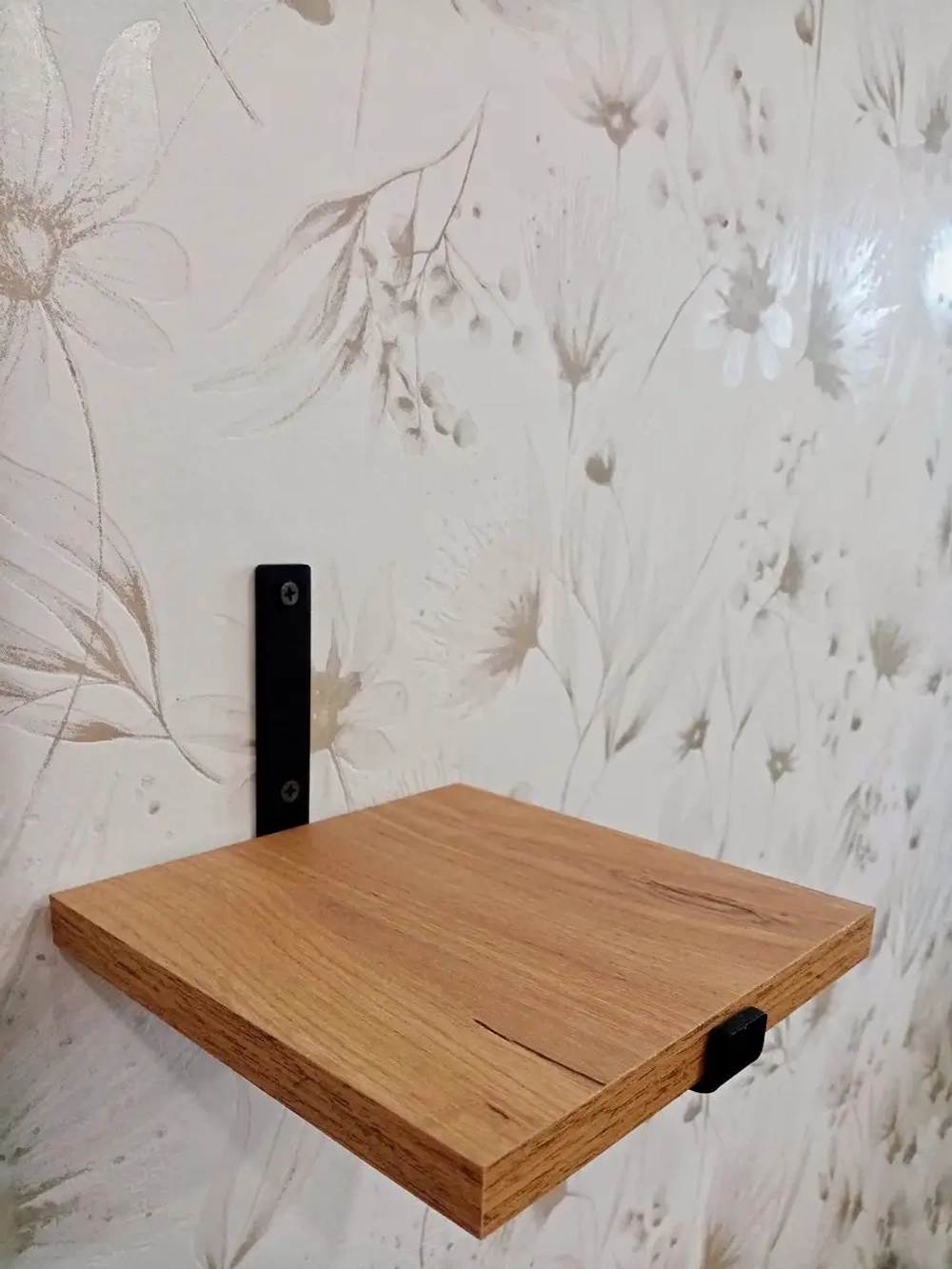 Полка настенная маленькая на кронштейне