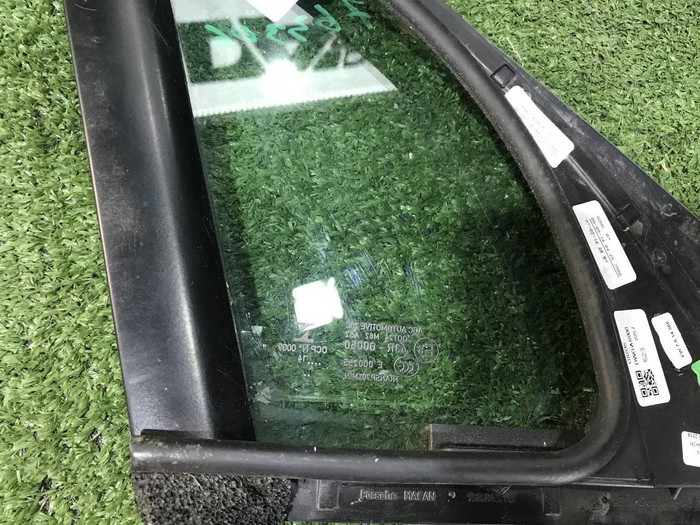 Форточка двери передняя левая Porsche Macan (2014-н.в.)