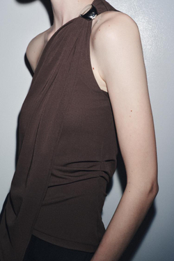 ZARA АСИММЕТРИЧНЫЙ ТОП ИЗ КРЕПА, КОРИЧНЕВЫЙ