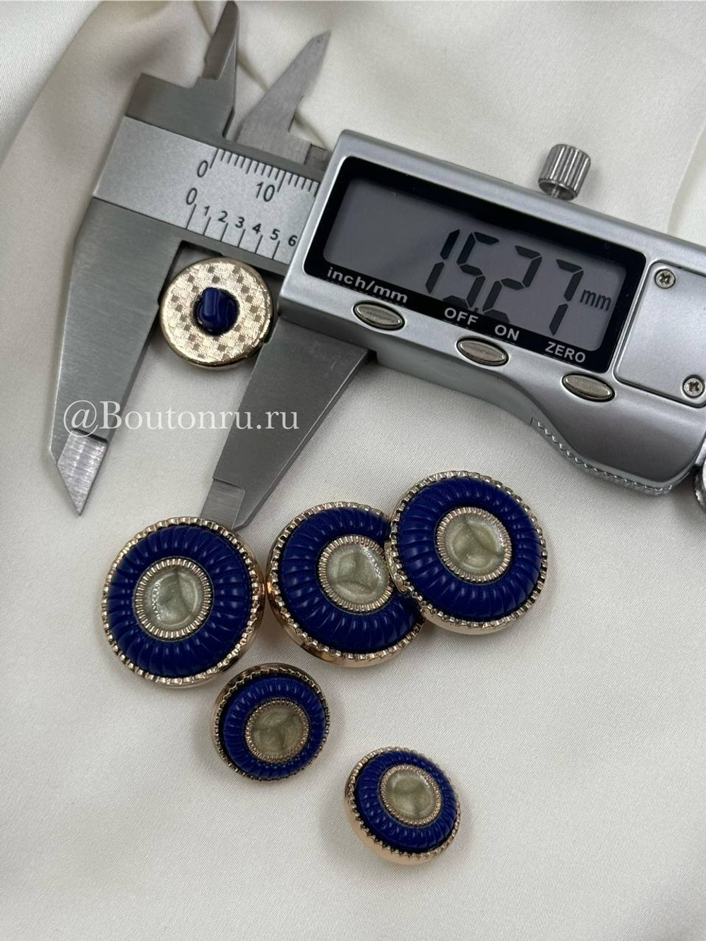 Пуговицы темно-синие золотистые с бежевой эмалью
