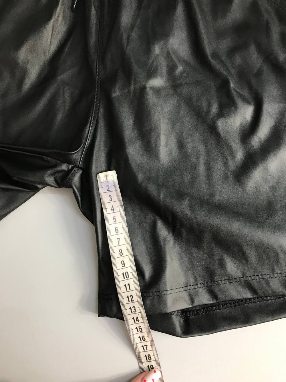 Шорты из экокожи удачной длины для трендовых осенних образов 42 размер