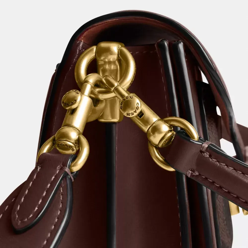 COACH СУМКА ЧЕРЕЗ ПЛЕЧО TABBY 20 ИЗ ФИРМЕННОГО ХОЛСТА, ТЕМНО-КОРИЧНЕВЫЙ