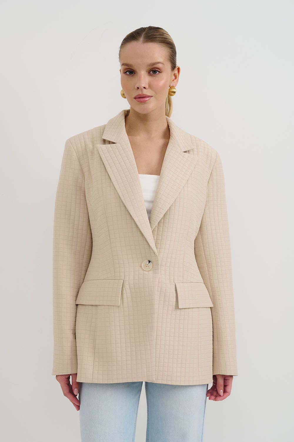 Приталенный жакет со стежкой бежевого цвета