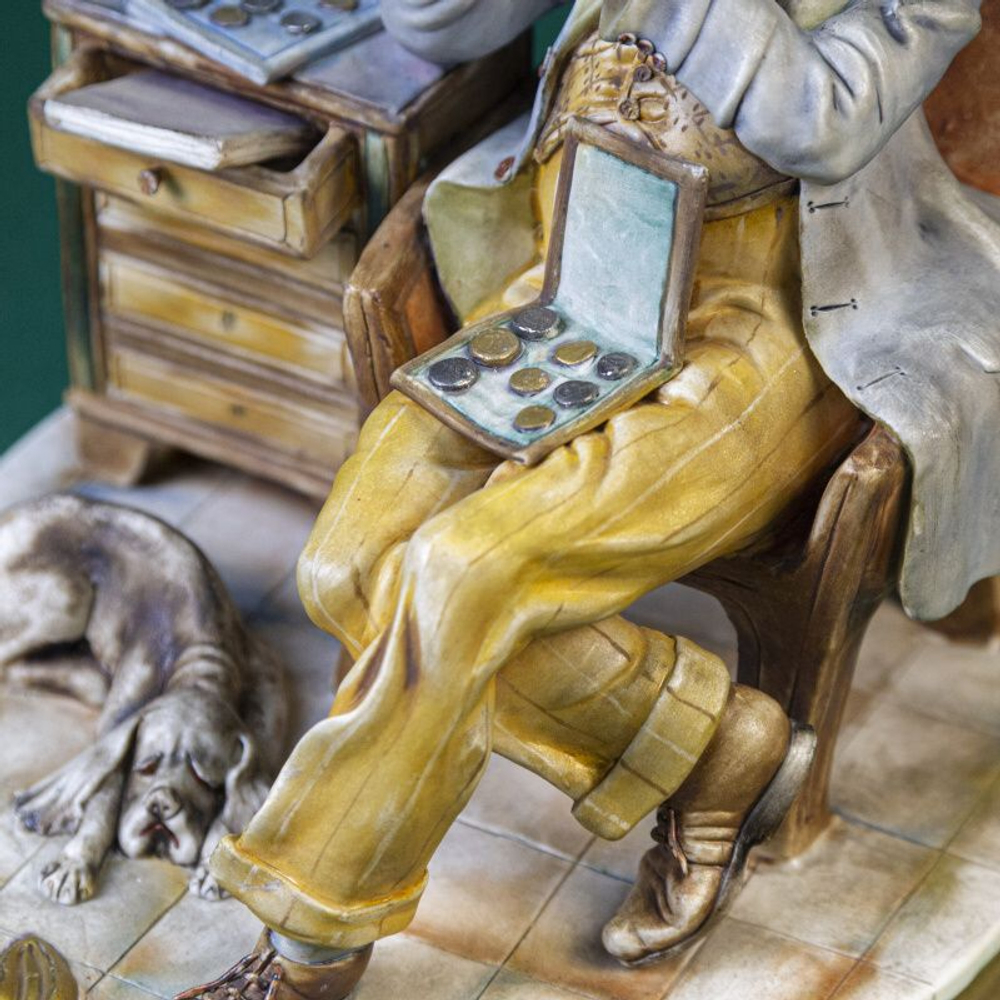 Фарфоровая мануфактура Capodimonte «Коллекционер монет (нумизмат)»